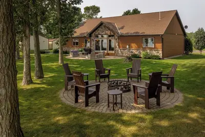 Image de 2 Docks 2 Shores- Ramp, Water Toys, Game Room!