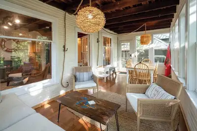 Image de Rustic Private Cottage w/ 4 Bedrooms + Close to