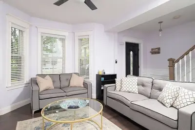 Image de Stylish 6-Bedroom Home Near Boston – Dual Units, Yard & Parking Included!