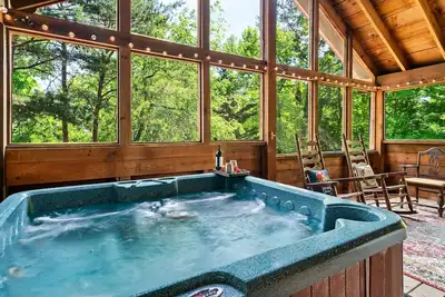 Image de Quiet Cabin 15 min to Pf w/ Fire Pit + Jacuzzi