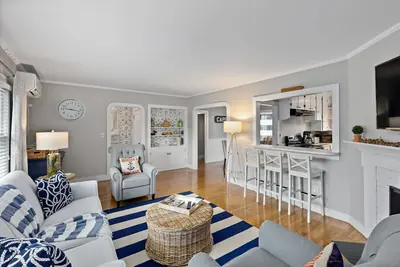 Image de Charming 3 bedroom house 0. 5 mile from beach with Ac and outdoor shower!