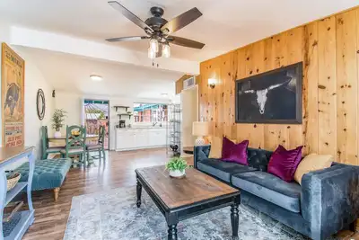 Image de This centrally located 3 bedroom 2 bathroom features a full size pool and electric vehicle charging on site.