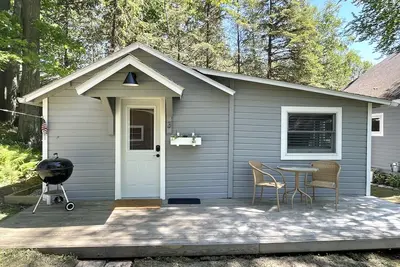 Image de Platte Lake Waterfront Cottage with beach and swimming dock