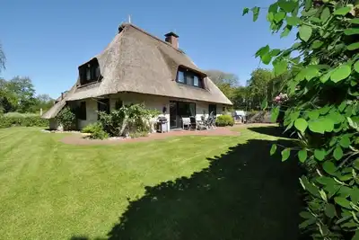 Image de Thatched roof house \"DĂĽnenkrone\" - vacation time in a quiet location in St.
