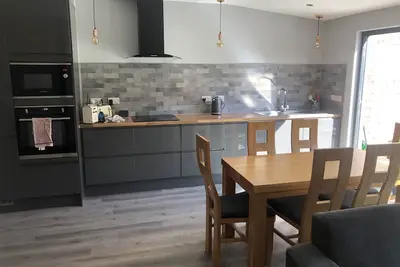 Image de Beautifully modernised 3 double bed apartment with private main door entrance.