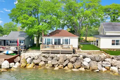 Image de Beach House with Stunning Lake Views & Beautiful Sunsets- 3 Bedrooms, 2 Baths