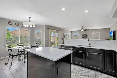 Image de Gorgeous Surprise Gem 2 Miles to Baseball Stadium