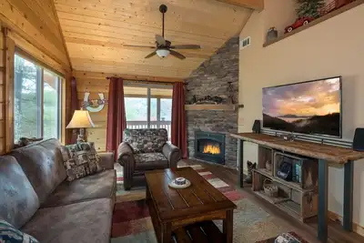 Image de Log Cabin, Great views, Hot Tub, Large Deck, Privacy, Horse and Pet-Friendly