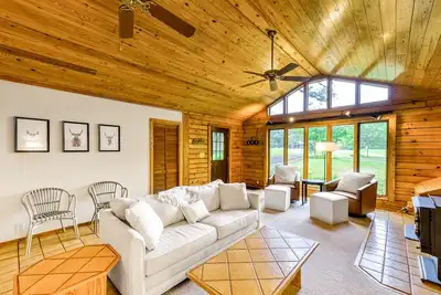 Image de Lakeside log home with a private deck, WiFi, firepit, central Ac, & washer/dryer