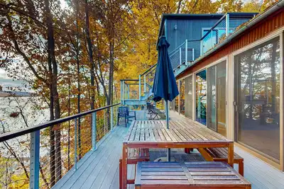 Image de Lakefront contemporary gem with decks, lake views & pebble beach