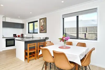 Image de Brook Haven - Sleek Modern Home in Graceful Gardens with Flowing Creek