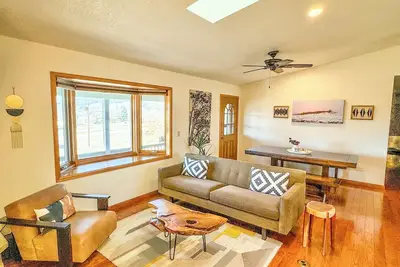 Image de Spacious Mountain Retreat with Deck Views