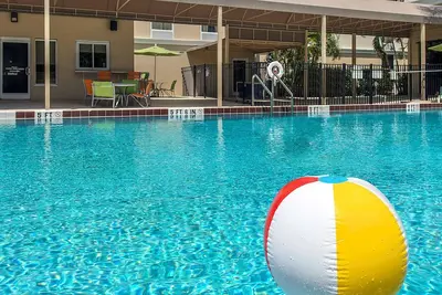 Image de 3 Amazing Pet Friendly Units W/ Pool and Free Parking | Close to Cruise Terminal