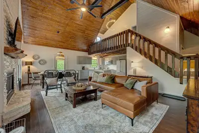 Image de Family Friendly! Sunset + Mtn Views, Fire Pit, Hot Tub, Game Room - Golden Tee!