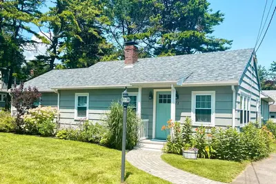 Image de Newly Remodeled Beach Cottage ~ under a half mile to Moody Beach!