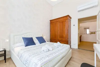 Image de Comfortable and 55sqm apartment that can accommodate up to 4 people. Located on the ground floor (steps to access) of an ancient Florentine building, the apartment is located on the lower slope of Bardini Garden and few steps away from Ponte alle Grazie,