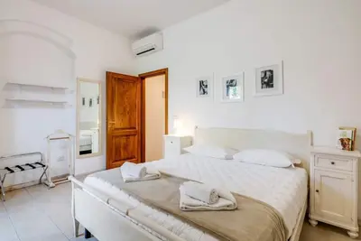 Image de Cozy 50 sqm apartment, able to accommodate up to 5 people, located on the ground floor (1 low step to access to it) of a farmhouse surrounded by greenery, a short distance from the center of Florence. The property is located a few meters from the Arno Ri