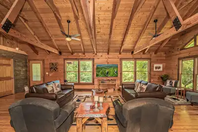 Image de The Grand Cedar Hideaway: Seclusion, Fire Pit, Games, Theater, Wi-Fi, Yard, near Attractions!