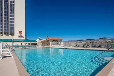 Image de Walk to Entertainment & Riverwalk! Spacious, Pool, Casino, Game Room, Bars!