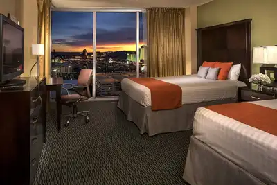 Image de 3 x Luxury Guest Room - 2 Queens at Aquarius Casino Resort
