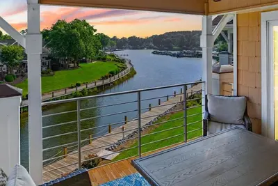Image de Lavish Lake Lounge by SoCharm | 3rd Fl Waterfront Condo - 3Bed/2Bath Cornelius