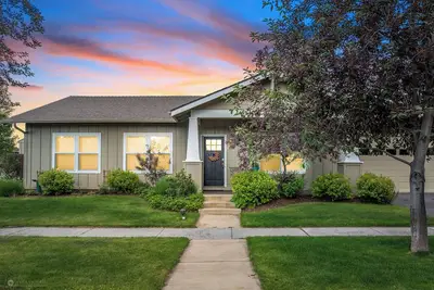 Image de Hot Tub ~ Lovely Bend home ~ Fireplace ~ Dog Friendly ~ Fenced Yard!