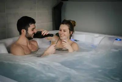Image de Pour un week-end ou un séjour en amoureux avec jaccuzzi et vue sur la mer