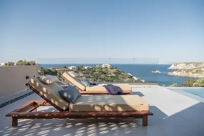 Image de Elevated new villa w/ Private Pool & Bbq, close to the beach and amenities