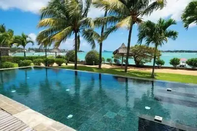 Image de Prestigieuse Villa pieds dans l'eau 3