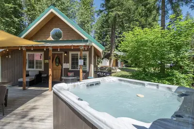 Image de Lil Bigfoot Chalet-10% Off Last Minute, Hot Tub