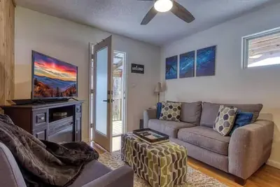 Image de Moonlight Cottage - Romantic Smoky Mountain Cabin with Hot Tub & Community Pool