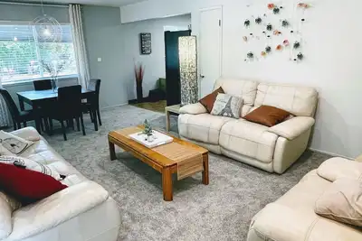 Image de 3 Bdrm, Downtown Apartment Near Hospitals & Cafes