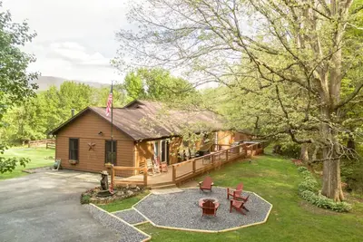 Image de 10 minutes to Gsmnp - Large fenced yard - Firepit -Hot tub -Swimming pool access