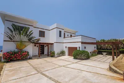 Image de Casa Sunrise, luxury beach vacation house.