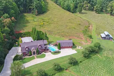 Image de Incredible Farmhouse, 18 acres, pool, 7 king bds, near Helen, Tiny Weddings!