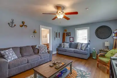 Image de 4 Bedroom 5 minute Walk to the Beach! Beautiful Willoughby Beach Home!