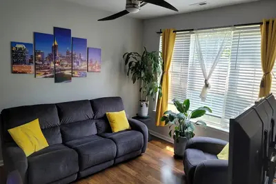 Image de minutes from downtown 3br stylishhome-free parking