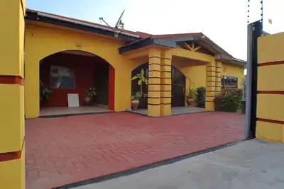 Image de HomefromHome - We aim to please. Luxury large family house in safe East Legon