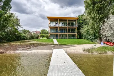 Image de Water Front, Lake View, 3 Bdrm apartment!