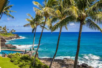 Image de Snowbird-friendly oceanfront condo with breathtaking views, heated pool, & W\/D