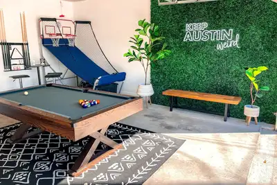 Image de Lux 10 Bed Bach Pad • 10mins Dt • Hot Tub • Arcade