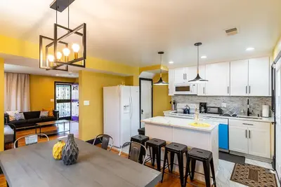 Image de Spacious Charming Dc Row House + Free parking-Sleeps 17 guests