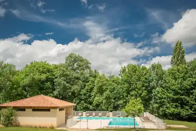 Image de Maison sur parc de vacances avec piscine