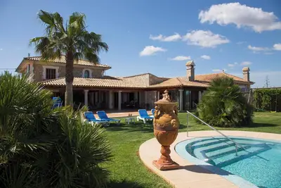 Image de Maison de campagne avec piscine et A/C dans un quartier tranquille
