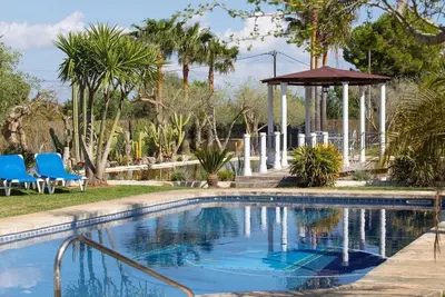 Image de Maison spacieuse avec tenniscourt, piscine et Wi-Fi