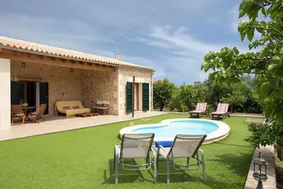Image de Petite maison de campagne confortable avec piscine dans un endroit calme
