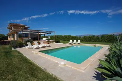 Image de Villa de construction récente avec piscine et climatisation.