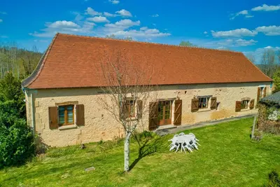 Image de Maison familiale près de la Dordogne avec jardin, barbecue, équipements bébé et sites touristiques à proximité