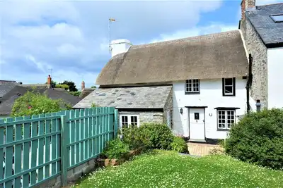 Image de Charming Listed Thatched Cottage with parking and short walk to sandy beach.