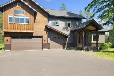 Image de Relax in Style | Chic Home w/ Hot Tub + Mountain Views